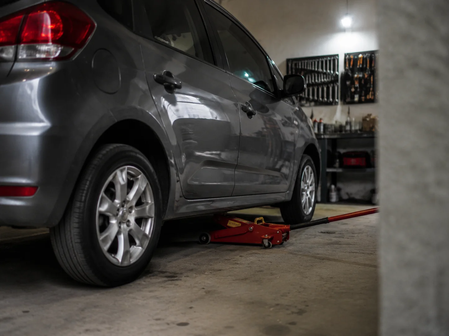 Como escolher o macaco hidráulico certo para seu carro