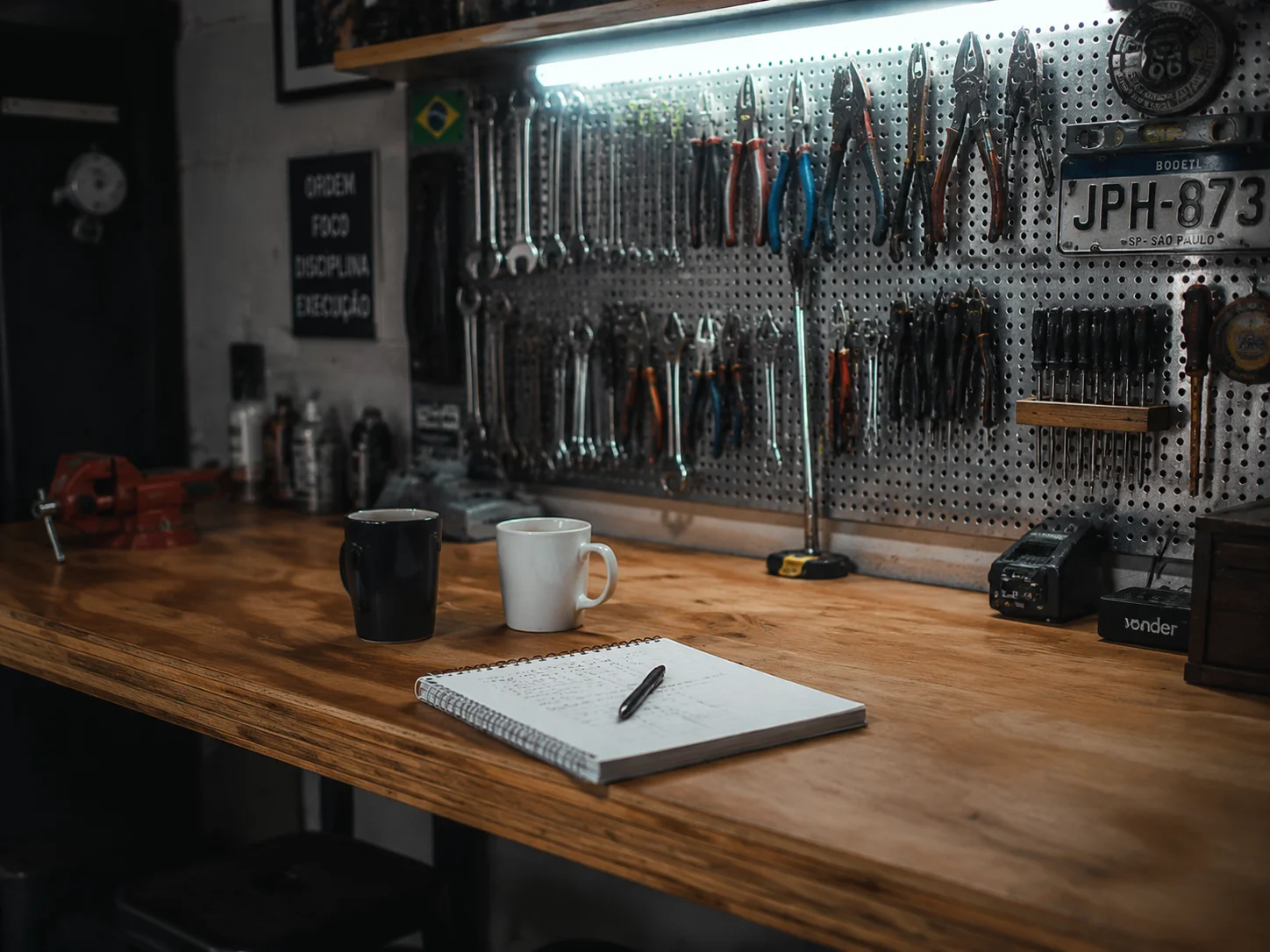 Como montar uma bancada de trabalho na garagem eficiente